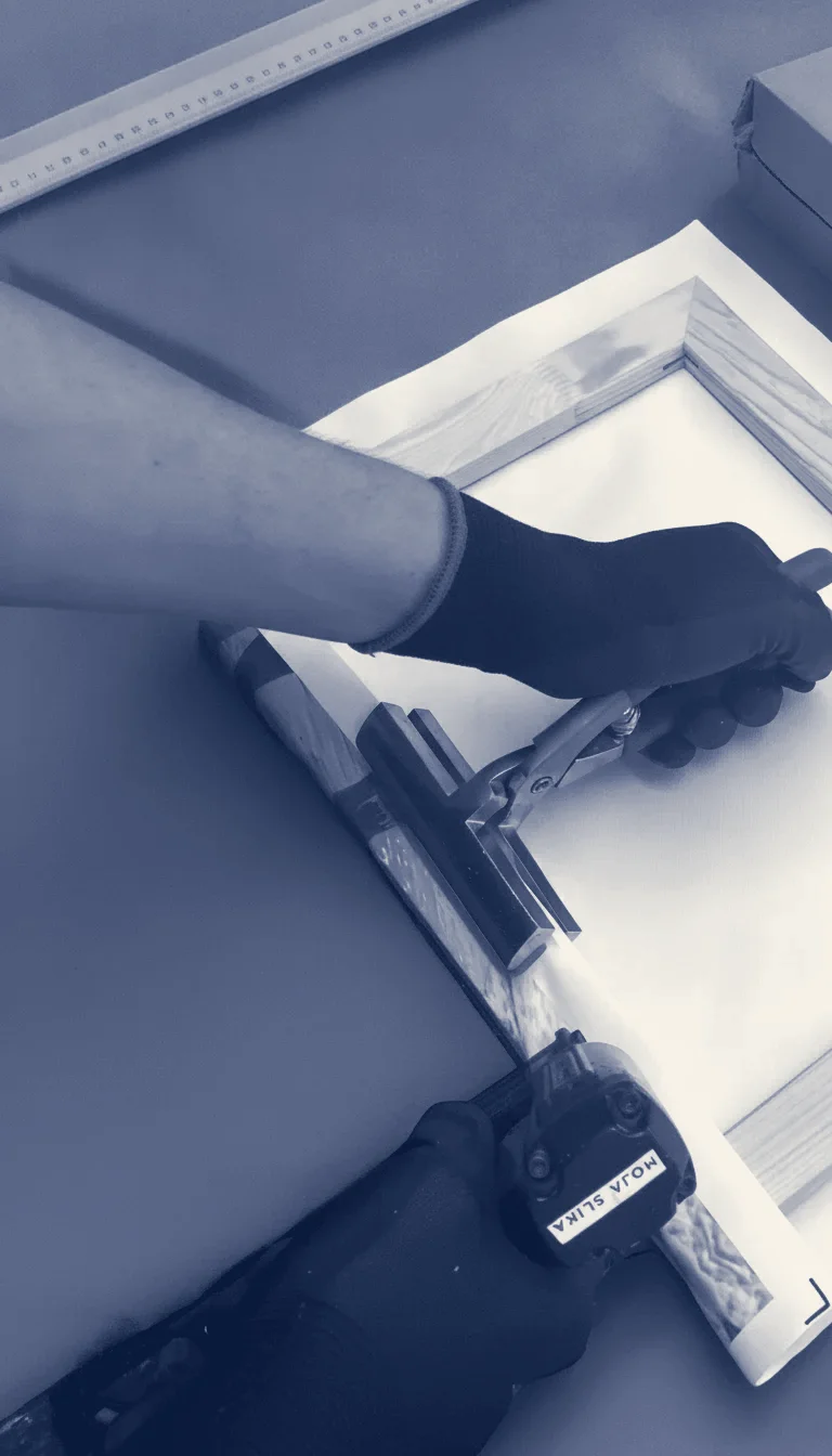 Leinwand wird aufgespannt
