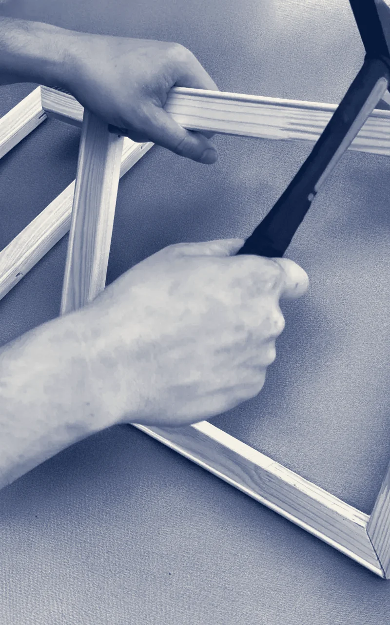 Keilrahmenbau von Hand